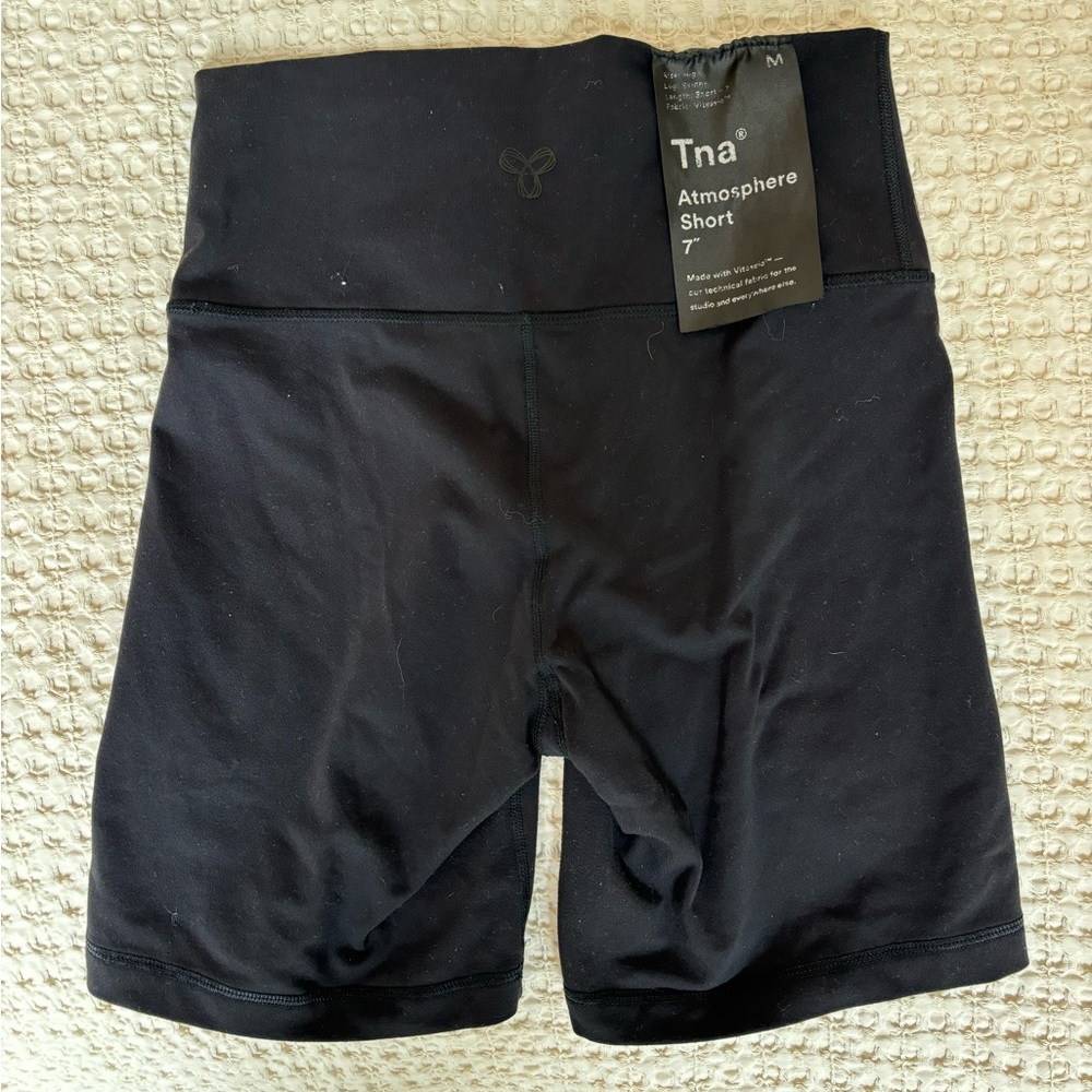 MEDIUM - TNA aritzia black bike shorts 7”
